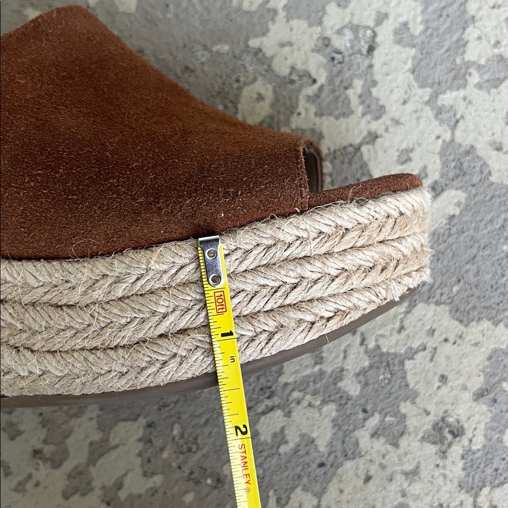 Worn once Marc Fisher brown and Cream sandals - Picture 10 of 16